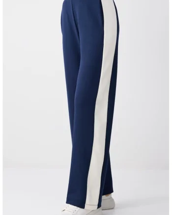 Pantaloni de trening din amestec de modal cu croiala ampla si buzunare laterale, Alb/Bleumarin