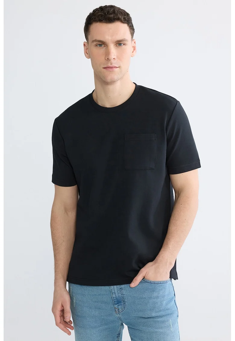 Tricou cu decolteu la baza gatului si buzunar pe piept, Negru
