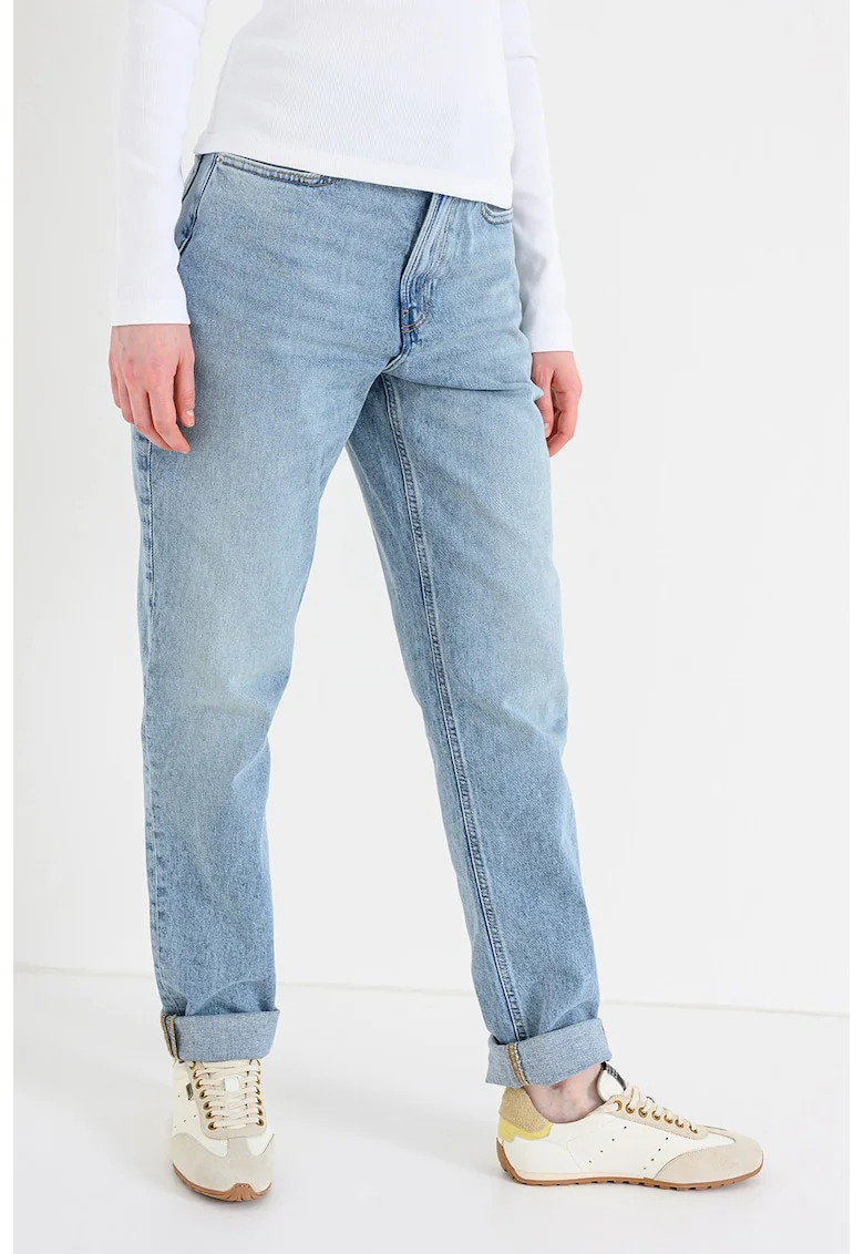 Blugi mom-fit, Albastru deschis