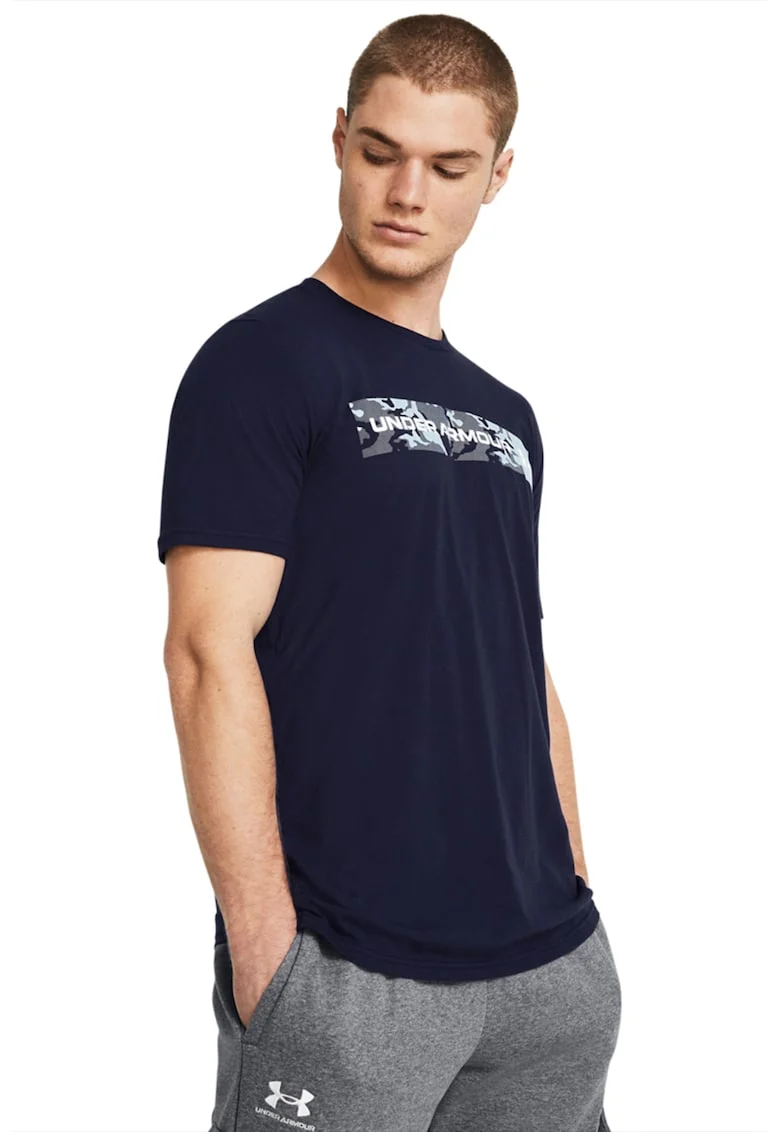 Tricou cu decolteu la baza gatului si imprimeu logo cu camuflaj, Albastru deschis/Bleumarin