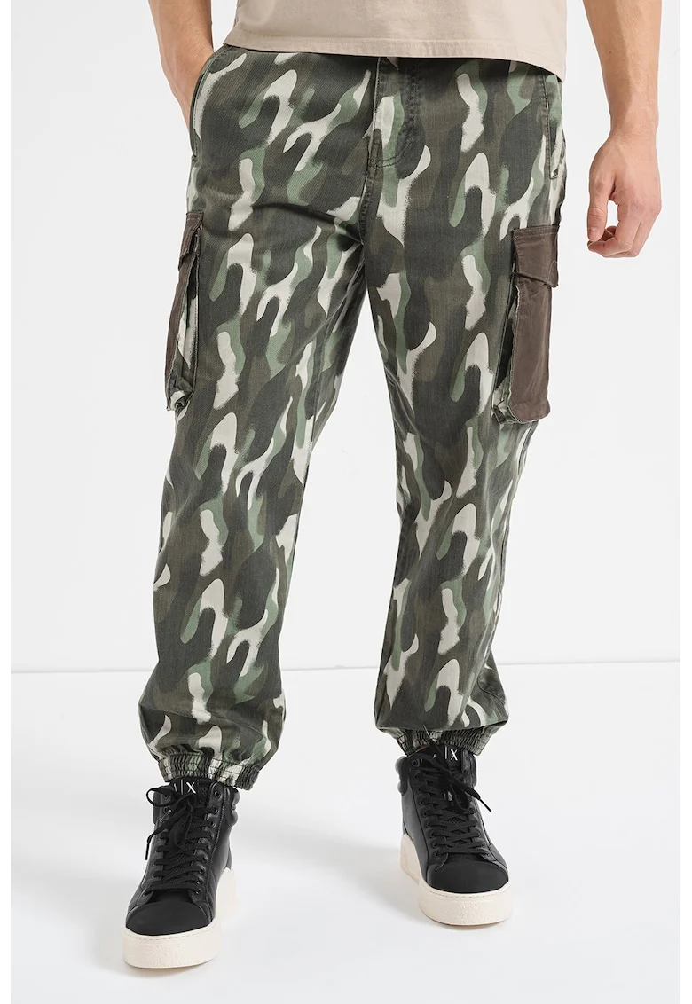 Pantaloni cargo cu model camuflaj, Verde
