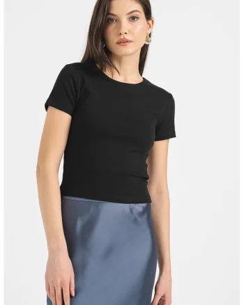 Tricou cu decolteu la baza gatului, Negru