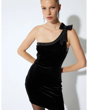 Rochie cu decolteu pe un umar si funda, Negru