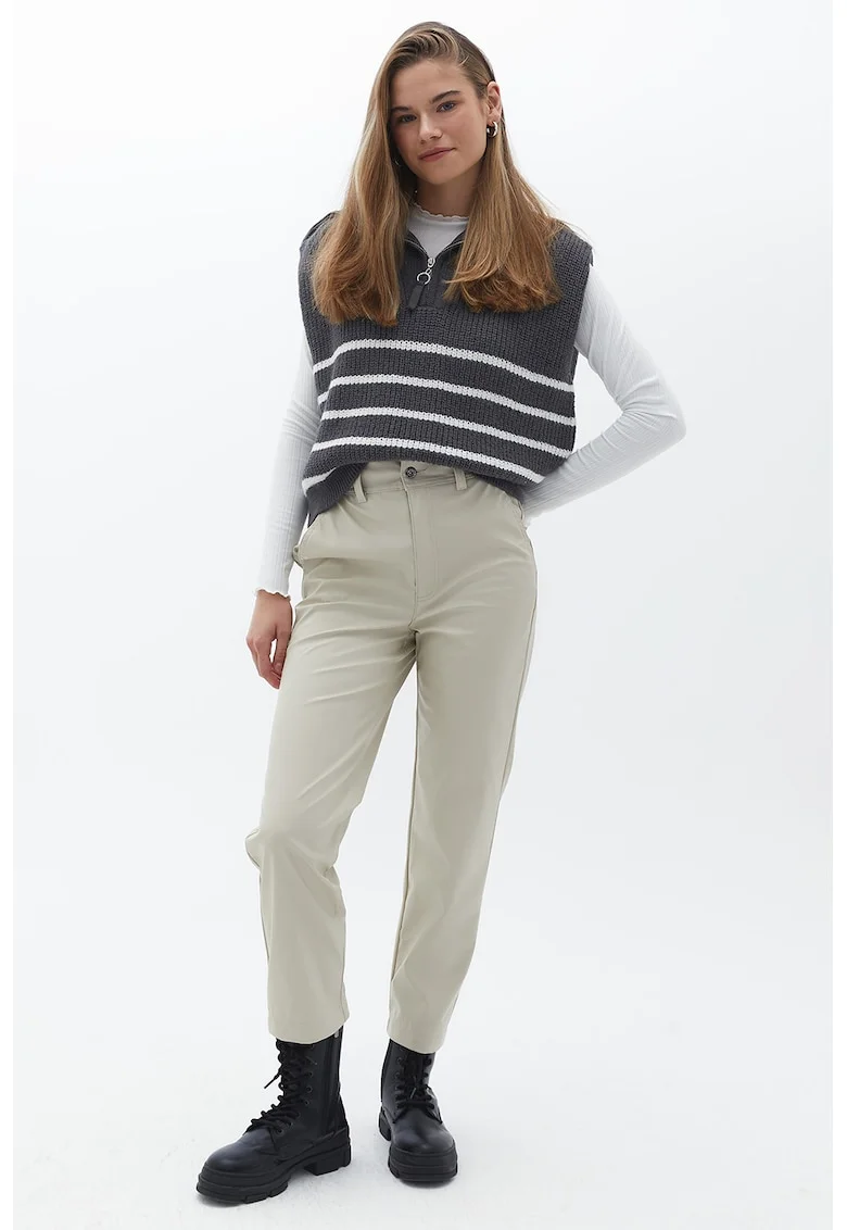Pantaloni crop de piele ecologica, Crem