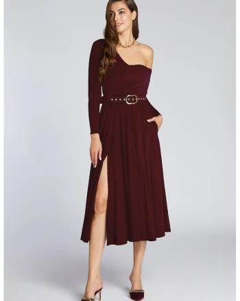 Rochie cu decolteu pe un umar si slit lateral, Visiniu