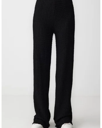 Pantaloni drepti uni, Negru