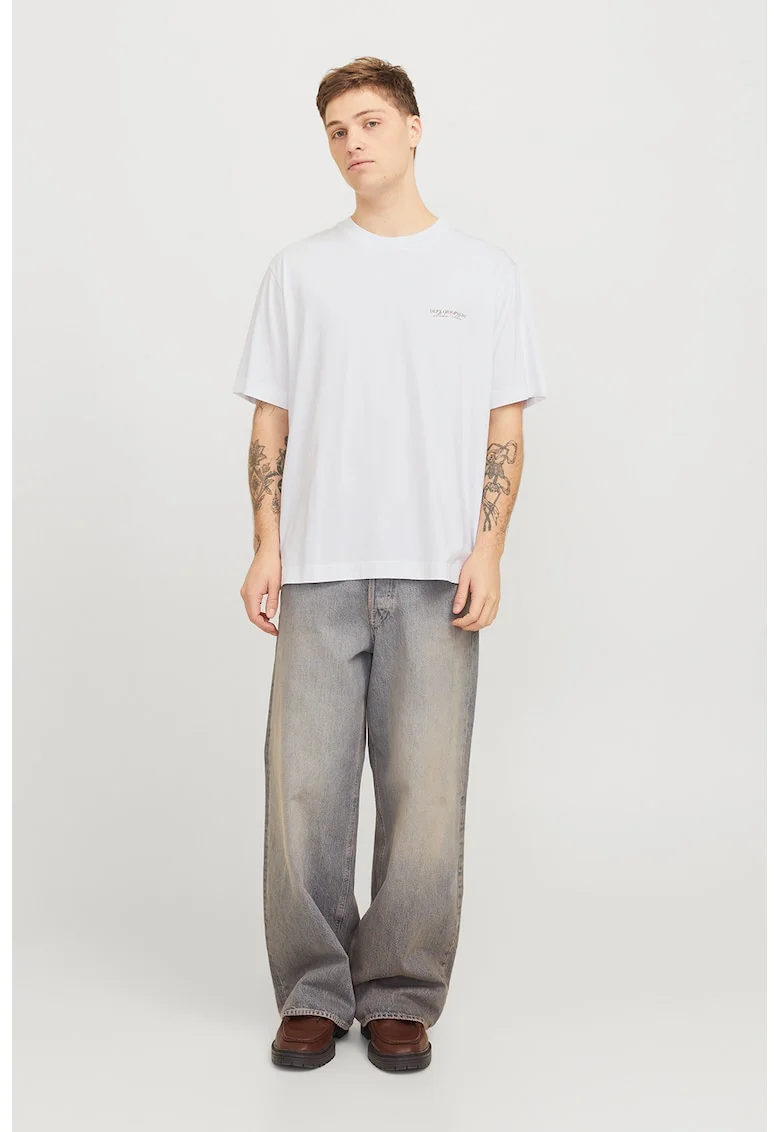 Tricou cu imprimeu text si decolteu la baza gatului, Alb/Auriu