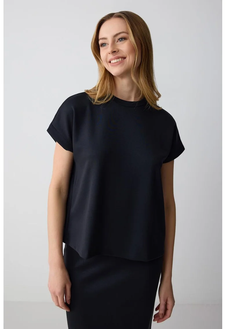 Tricou lejer cu decolteu la baza gatului, Negru
