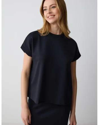 Tricou lejer cu decolteu la baza gatului, Negru