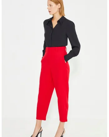Pantaloni crop cu croiala conica si buzunare laterale, Rosu