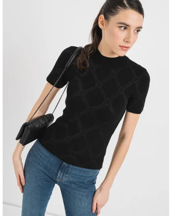 Tricou cu decolteu la baza gatului, Negru