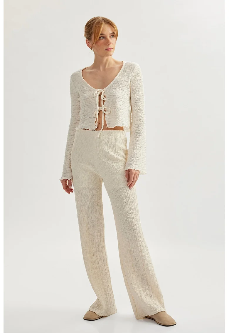Pantaloni evazati si texturati, Crem