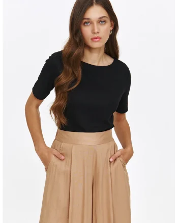 Tricou striat cu decolteu la baza gatului, Negru