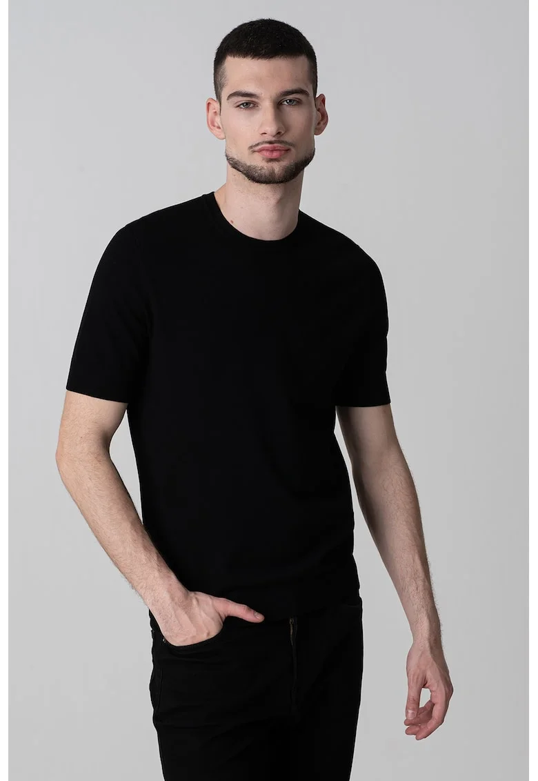 Tricou cambrat cu decolteu la baza gatului, Negru