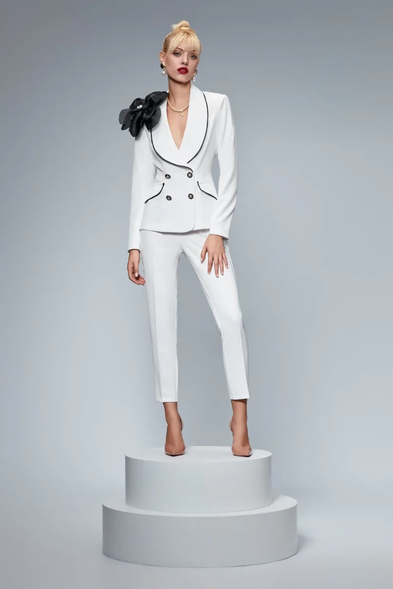 Compleu alb elegant prevazut cu vipusca neagra si floare detasabila