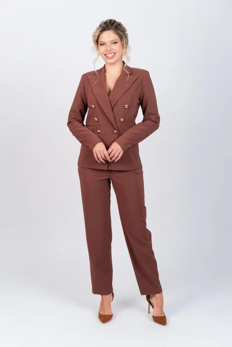 Sacou elegant maro accesorizat cu doua randuri de nasturi