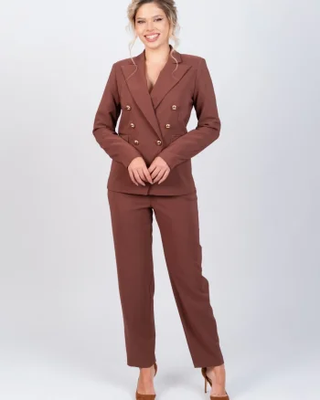 Sacou elegant maro accesorizat cu doua randuri de nasturi