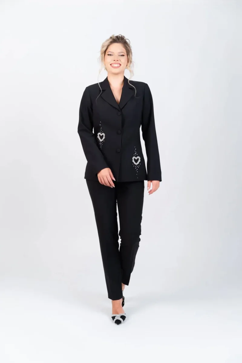 Compleu negru de ocazie format din doua piese cu sacou cambrat si pantaloni pana