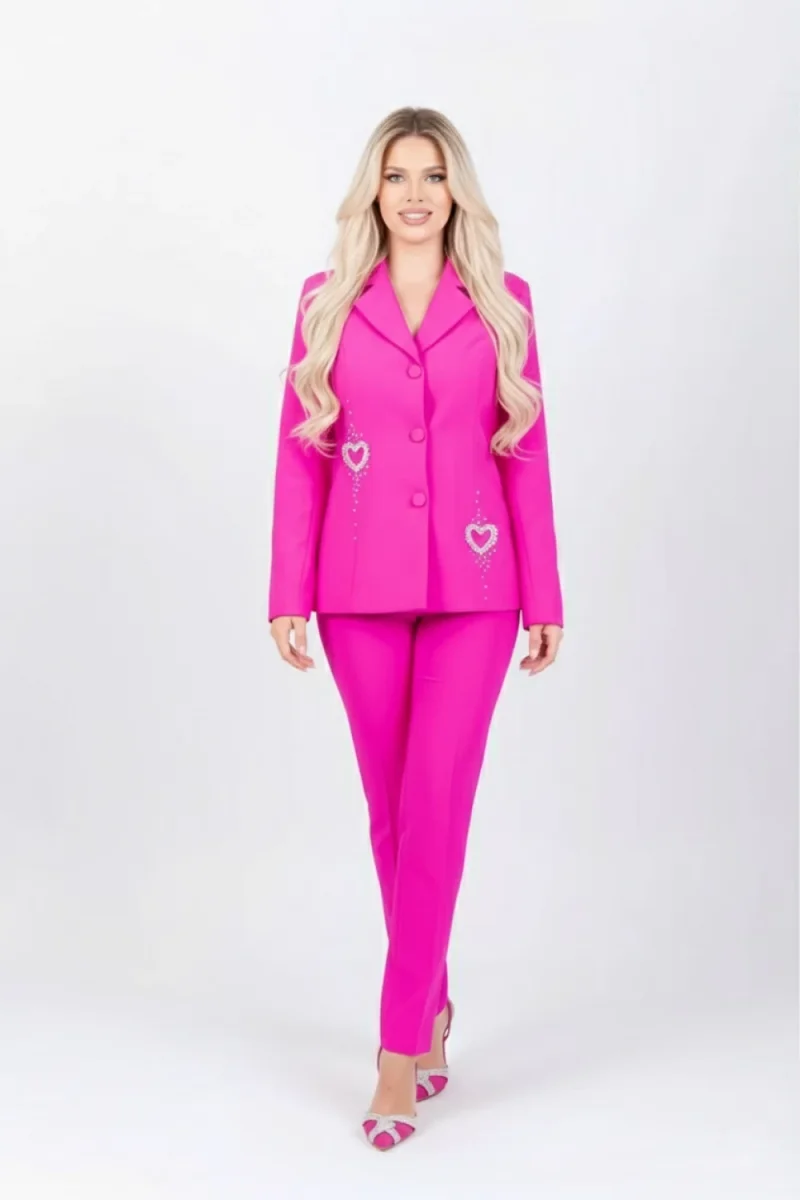 Compleu elegant format din doua piese cu pantaloni conici si sacou cambrat accesorizat cu detalii pretioase