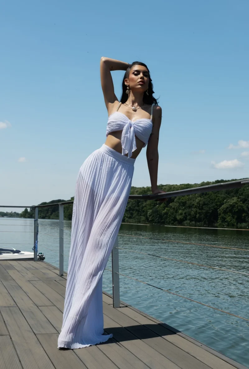 Compleu alb elegant format din top tip corset cu bretele din perle si pantalon clopot