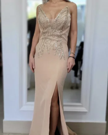 Rochie eleganta lunga cu slit pe picior si broderie pretioasa in partea superioara
