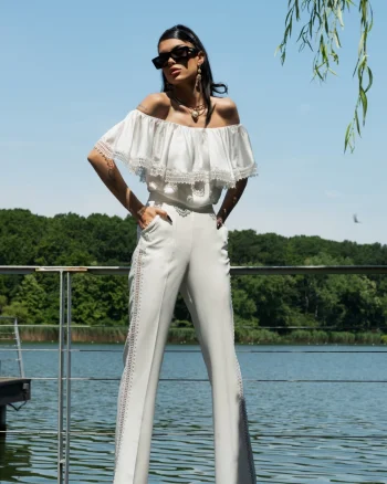 Compleu elegant cu pantalon evazat si buza prevazuta cu volane si broderie