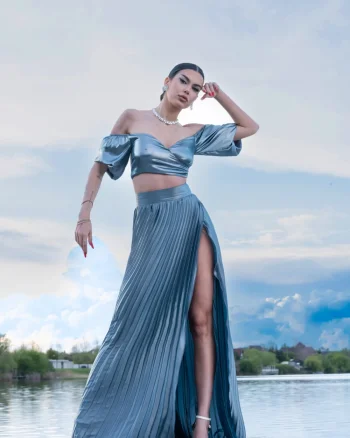 Compleu elegant format din doua piese cu fusta lunga plisata si corset pe umeri de culoare gri-bleu