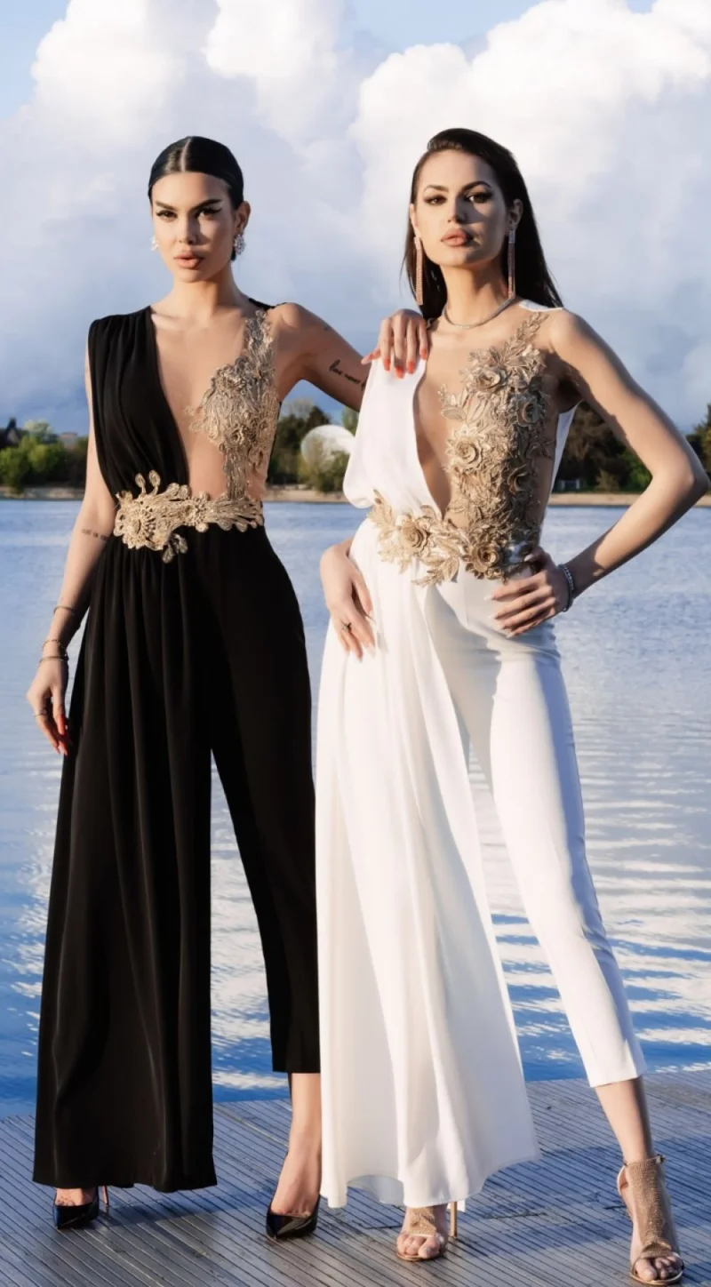 Salopeta neagra cu trena si broderie in partea superioara