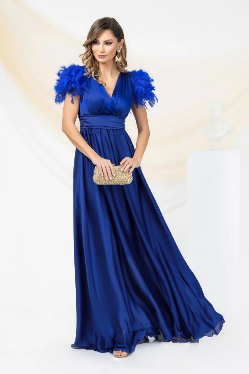 Rochie eleganta lunga din voal prevazuta cu pene la umeri si decolteu in V