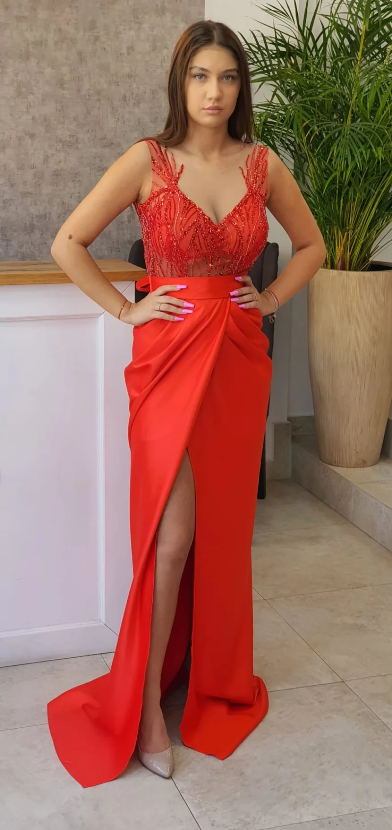 Rochie eleganta din tafta cu broderie pretioasa din perle in partea superioara