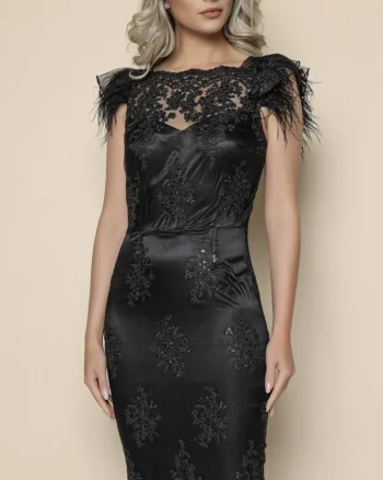 Rochie de ocazie neagra din dantela accesorizata cu pene la umar