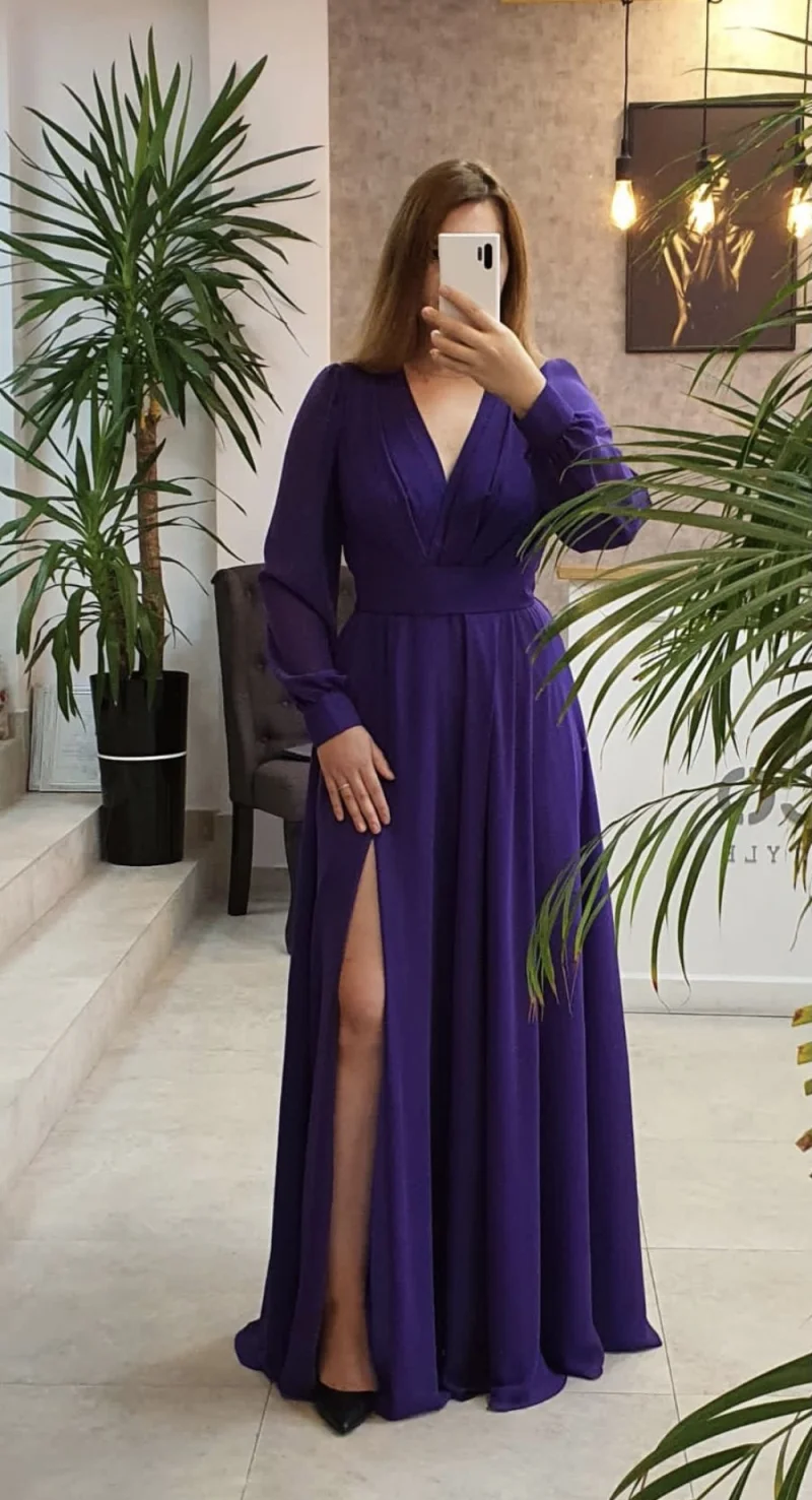 Rochie lunga de ocazie confectionata din material fluid cu partea superioara petrecuta si slit pe picior