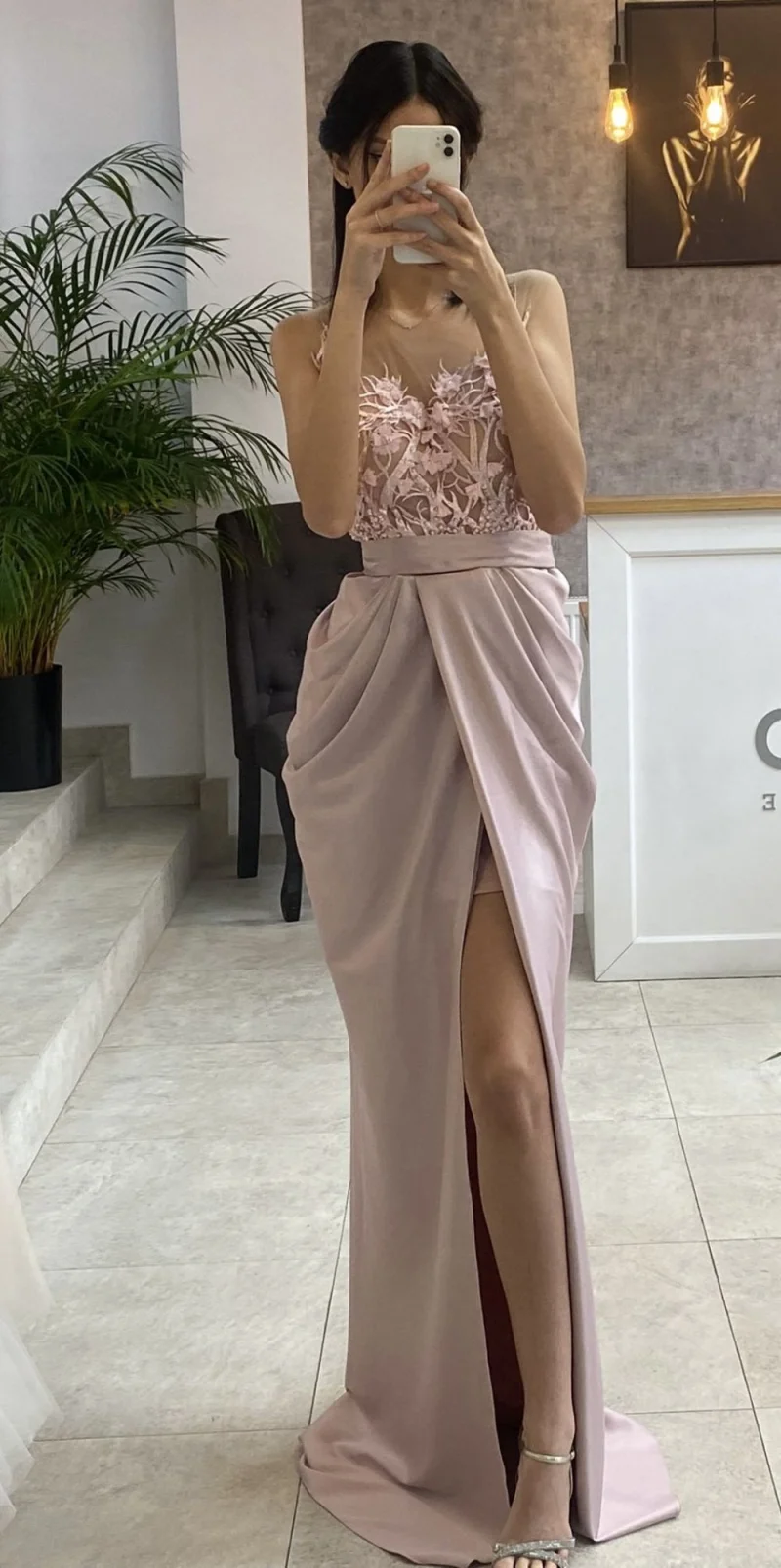 Rochie de ocazie lunga din tafta cu aspect petrecut si broderie 3D in partea superioara