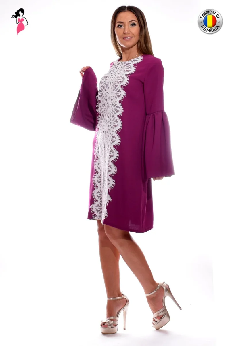 Rochie mov lejera cu dantela alba si maneci clopot