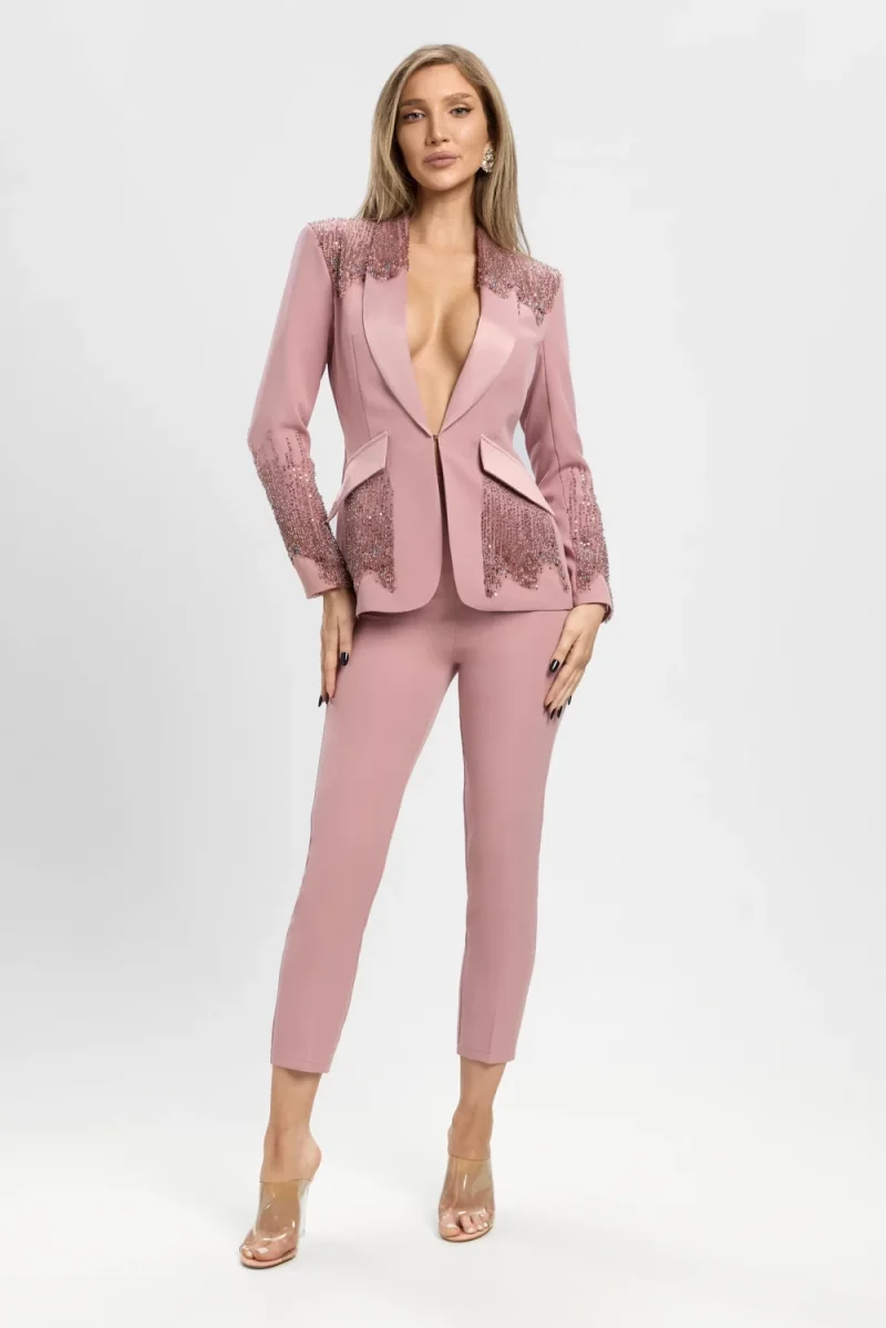 Compleu elegant roz prafuit cu broderie pretiosa