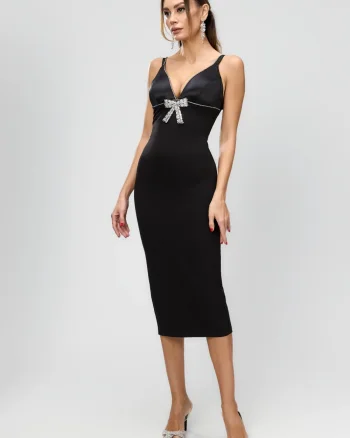 Rochie eleganta neagra mulata pe corp cu decolteu in V si accesoriu pretios