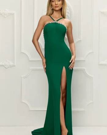 Rochie eleganta lunga de culoare verde smarald acceesorizata cu pietre la bust