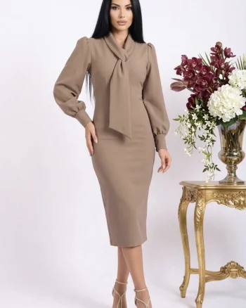 Rochie eleganta bej cu lungimea midi si croi cambrat cu maneca lunga