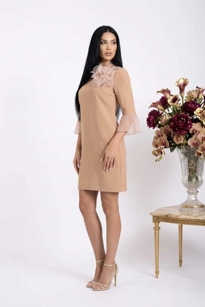 Rochie eleganta bej cu maneca clopot din tull si croiala lejera in A