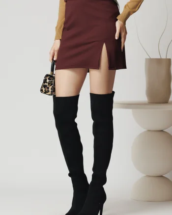 Fusta scurta casual din viscoza burgundy cu crepeu si curea in talie