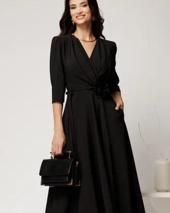 Rochie midi neagra din stofa in clos cu floare in talie