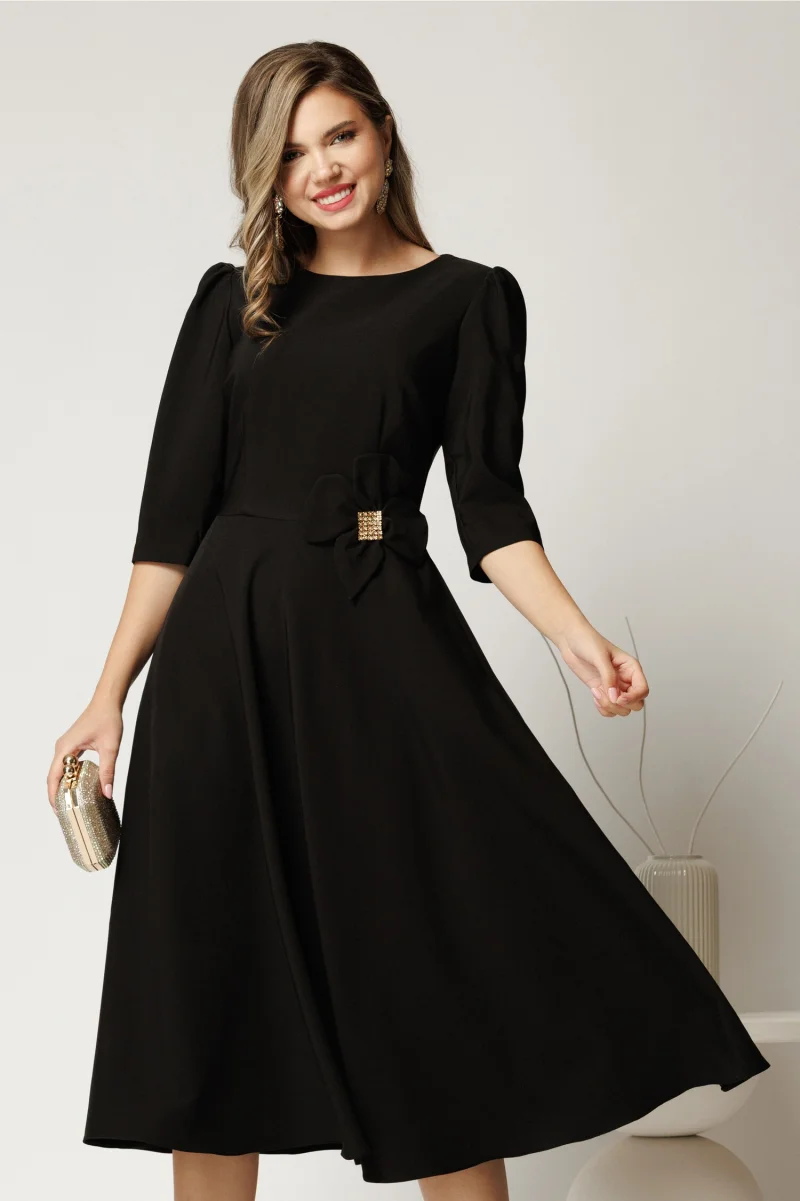 Rochie midi neagra din stofa in clos cu floare in talie
