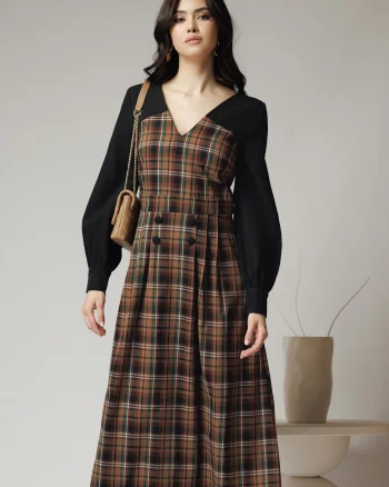 Rochie DY Fashion office din stofa maro cu carouri si maneci negre