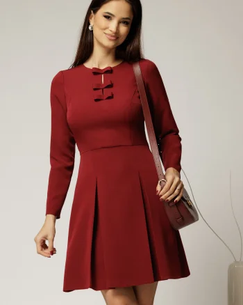 Rochie scurta bordo cu funde la bust si pliuri pe fusta
