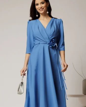 Rochie midi albastra din stofa in clos cu floare in talie