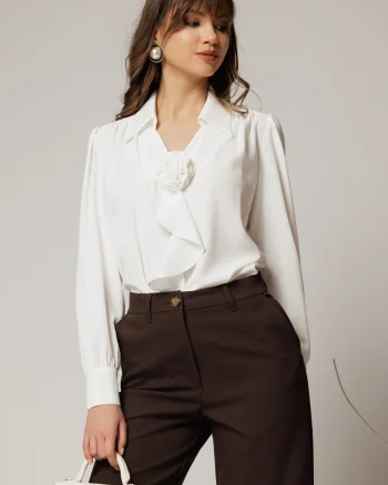 Bluza alba eleganta din voal cu decolteu V perlute si detaliu floral