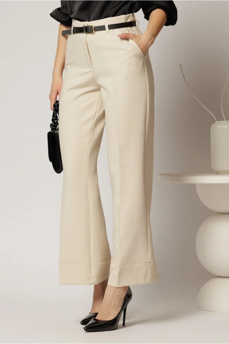 Pantaloni bej din stofa cu croi larg si curea in talie