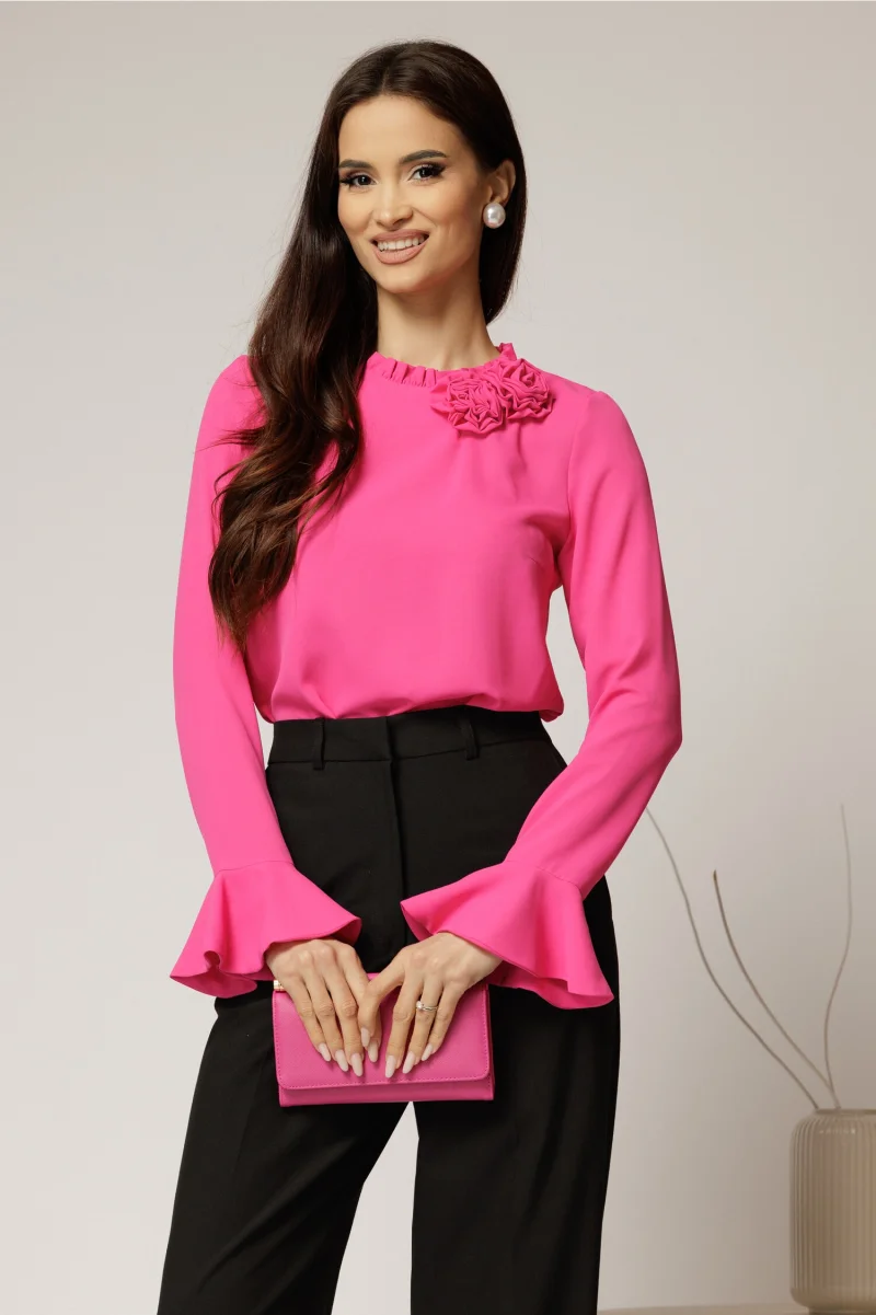 Bluza fucsia din voal plin cu detaliu floral la guler si gulerul incretit