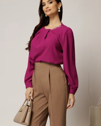 Bluza magenta din voal plin cu perle la decolteu si pliuri