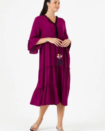 Rochie visinie din vascoza cu volane si ciucuri colorati